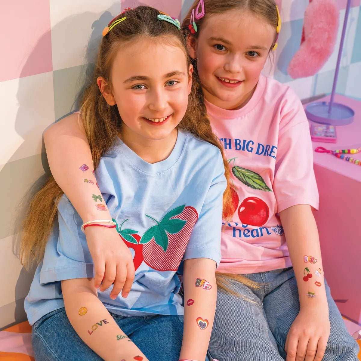 Laikinos tatuiruotės, Draugės