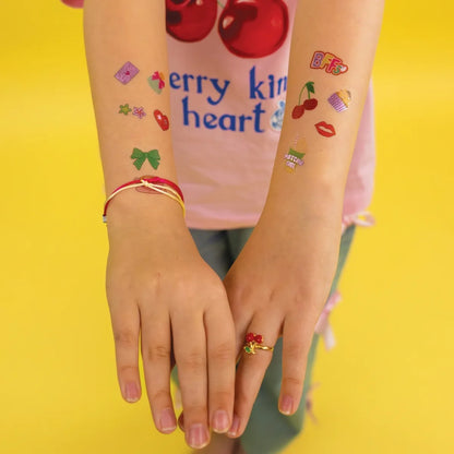 Laikinos tatuiruotės, Draugės